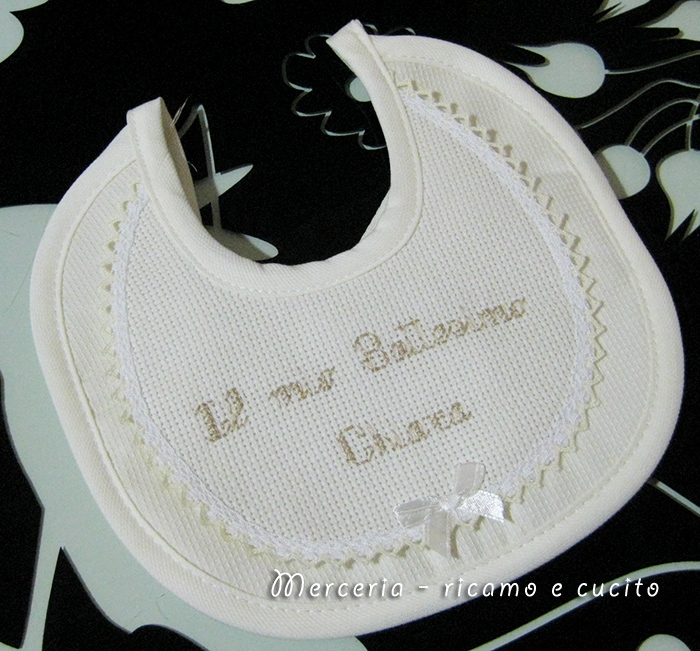Cuffia all'uncinetto e bavetta per il battesimo di Chiara