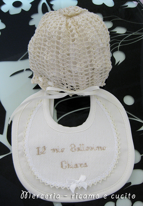Cuffia all'uncinetto e bavetta per il battesimo di Chiara