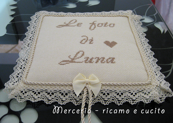Cuscino con iniziale, copertina album foto, sacchetto nascita e porta ciuccio per Luna