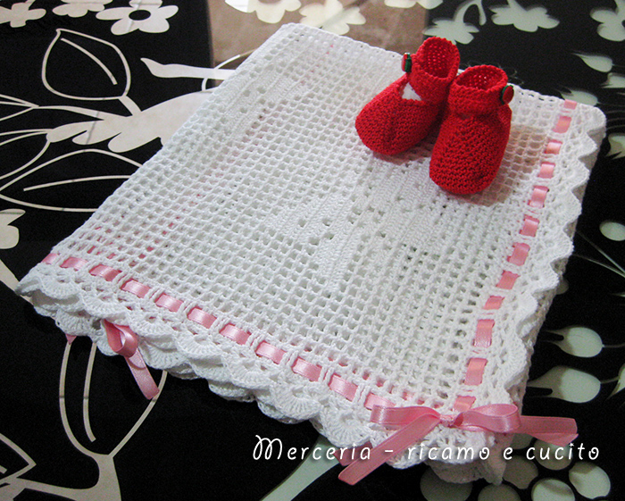 Copertina bianca con farfalle e scarpette in cotone