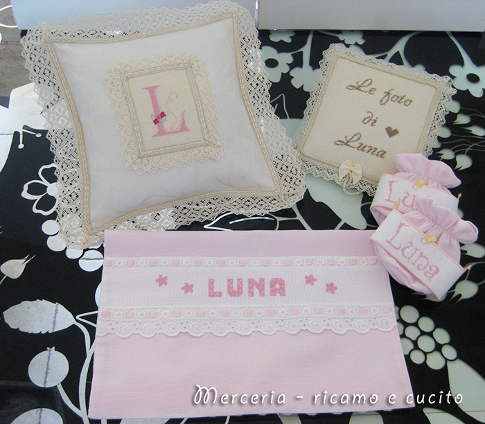 Cuscino con iniziale, copertina album foto, sacchetto nascita e porta ciuccio per Luna