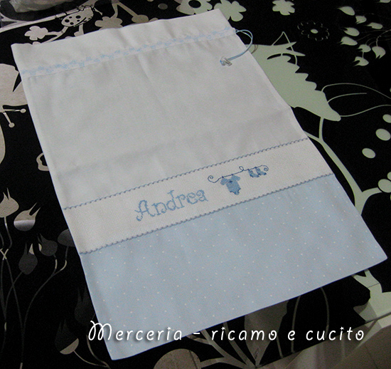 Sacchetto, bavetta, maglietta per auto e fiocco nascita per Andrea