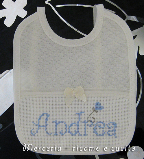 Sacchetto, bavetta, maglietta per auto e fiocco nascita per Andrea
