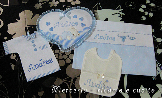 Sacchetto, bavetta, maglietta per auto e fiocco nascita per Andrea
