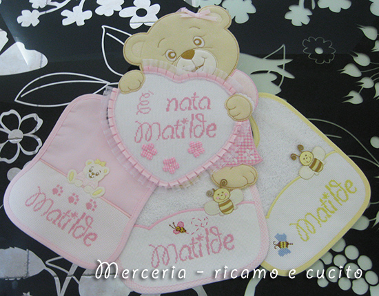 Sacchetti nascita, fiocco nascita orso con cuore e bavette per Matilde