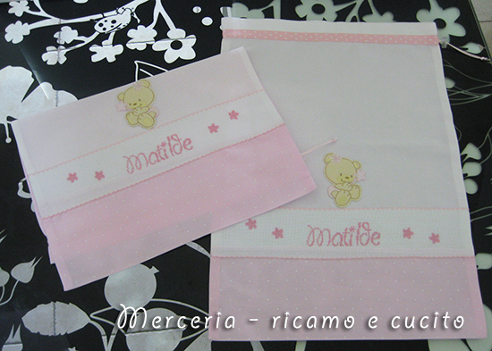 Sacchetti nascita, fiocco nascita orso con cuore e bavette per Matilde