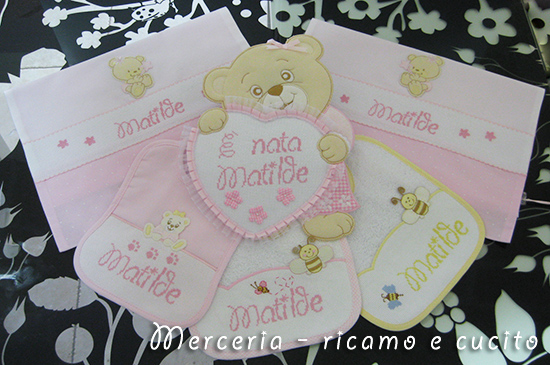 Sacchetti nascita, fiocco nascita orso con cuore e bavette per Matilde