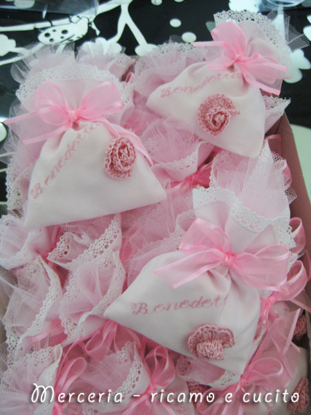 Fiocco nascita cuore rosa e sacchettini bomboniera con fiore per Benedetta