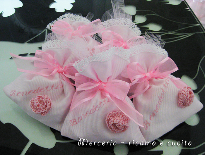 Fiocco nascita cuore rosa e sacchettini bomboniera con fiore per Benedetta