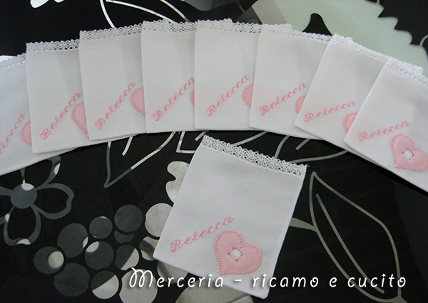 Sacchettini bomboniere portaconfetti bianchi con cuore per Rebecca