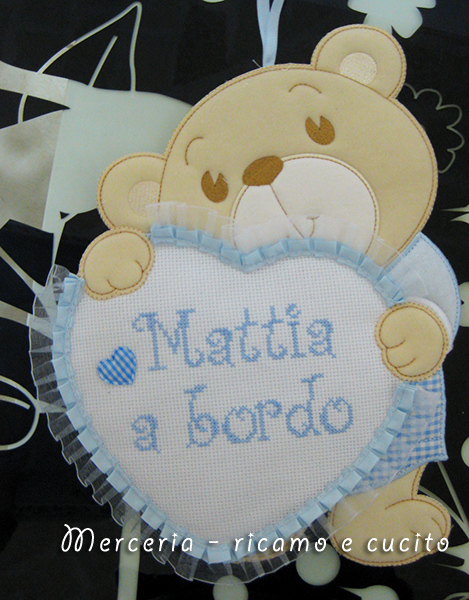 Fiocchi nascita per auto orsetto con cuore "Mattia a bordo"