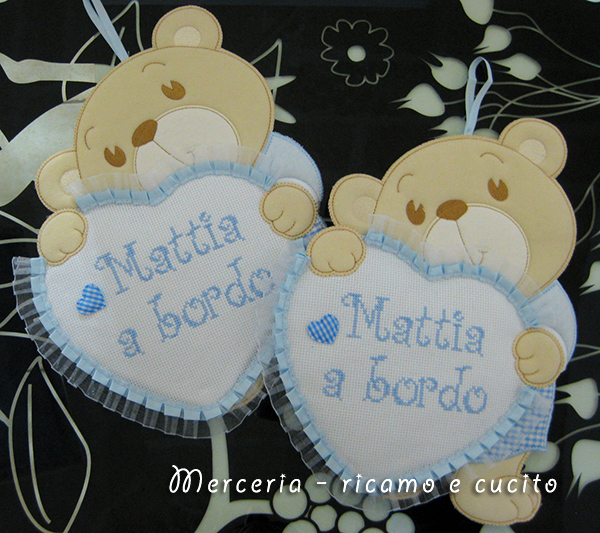 Fiocchi nascita per auto orsetto con cuore "Mattia a bordo"