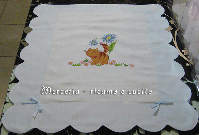 Copertina in cotone con gatto ricamato