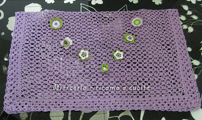 Copertina lilla con fiori applicati a forma di cuore
