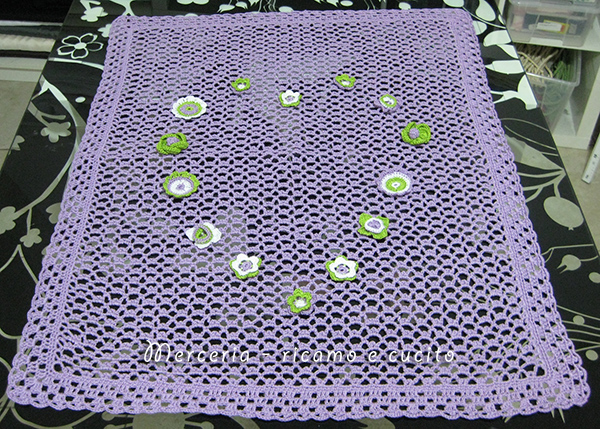 Copertina lilla con fiori applicati a forma di cuore