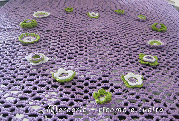 Copertina lilla con fiori applicati a forma di cuore