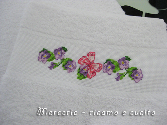 Coppia asciugamani con farfalline su fiori e iniziali ricamate
