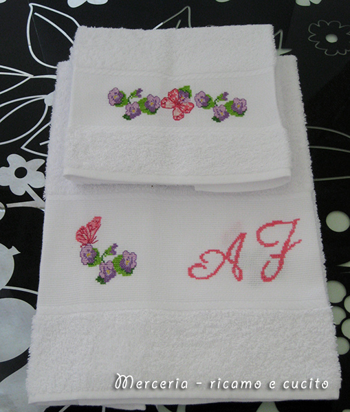 Coppia asciugamani con farfalline su fiori e iniziali ricamate