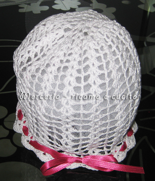 Cuffia cappello con rosellina all'uncinetto per bimba