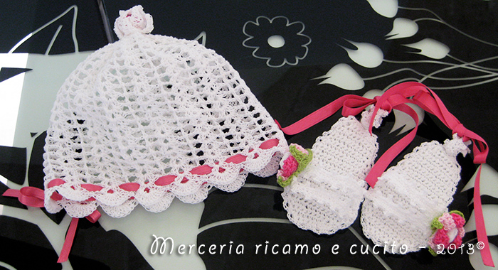 Cuffia con fiore e sandaletti per neonata all'uncinetto