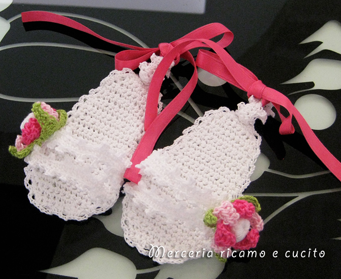 Cuffia con fiore e sandaletti per neonata all'uncinetto
