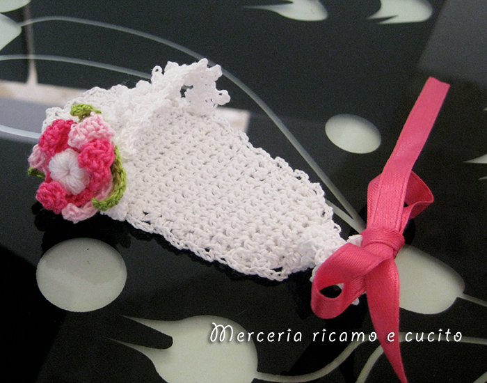 Cuffia con fiore e sandaletti per neonata all'uncinetto