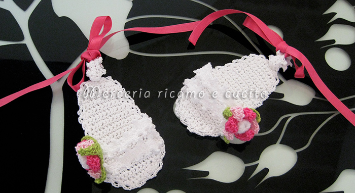 Cuffia con fiore e sandaletti per neonata all'uncinetto