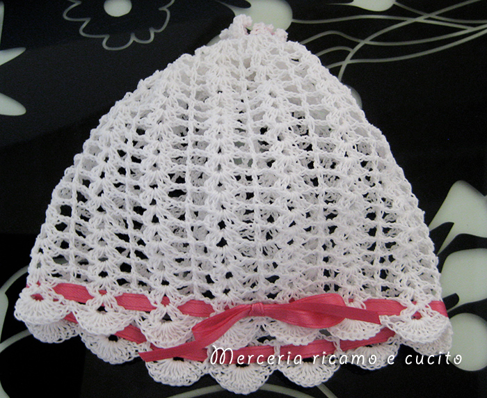 Cuffia con fiore e sandaletti per neonata all'uncinetto