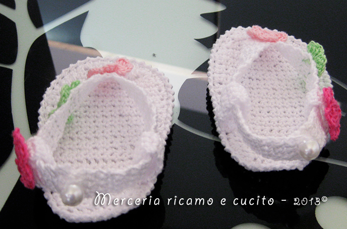 Infradito con fiori per neonata all'uncinetto