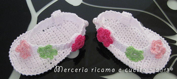 Infradito con fiori per neonata all'uncinetto