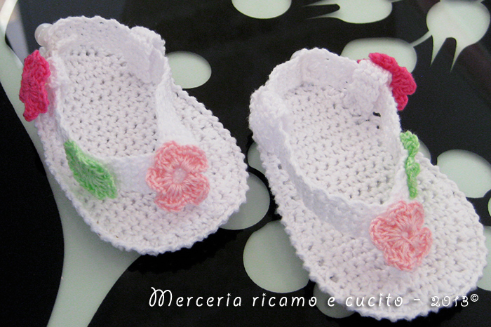 Infradito con fiori per neonata all'uncinetto