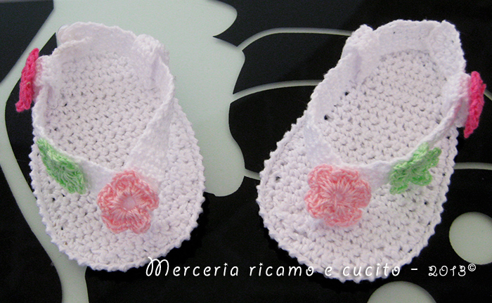 Infradito con fiori per neonata all'uncinetto