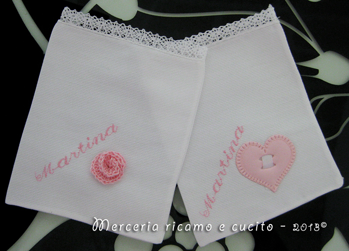 Sacchettini bomboniere portaconfetti bianchi con cuore e fiore per Martina