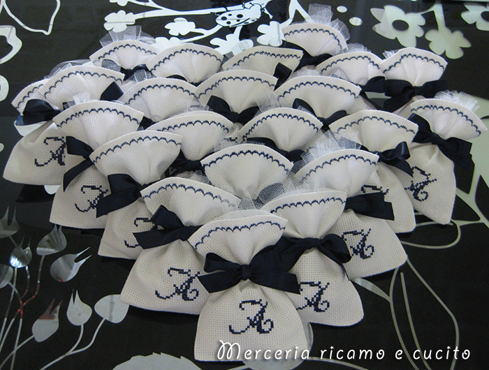 Sacchettini bomboniere portaconfetti in tela aida con iniziale "A" per Andrea