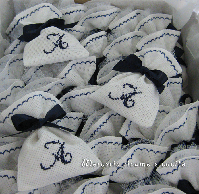 Sacchettini bomboniere portaconfetti in tela aida con iniziale "A" per Andrea