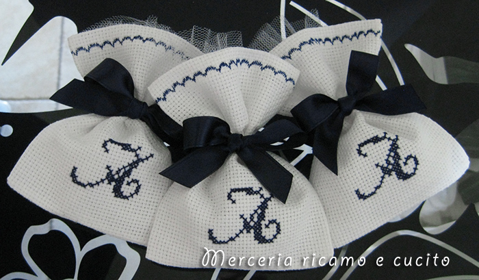 Sacchettini bomboniere portaconfetti in tela aida con iniziale "A" per Andrea