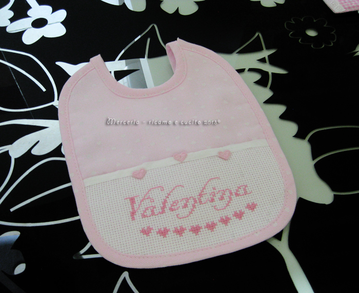 Fiocco nascita abitino rosa e bavetta con cuoricini per Valentina