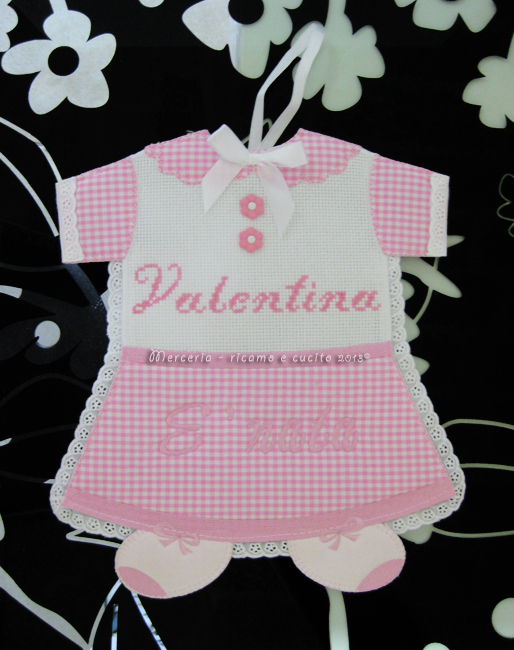 Fiocco nascita abitino rosa e bavetta con cuoricini per Valentina