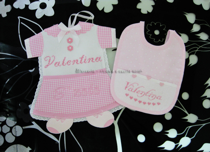 Fiocco nascita abitino rosa e bavetta con cuoricini per Valentina