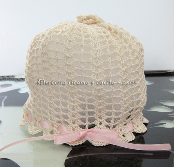Cuffietta panna con rosellina all’uncinetto per neonata