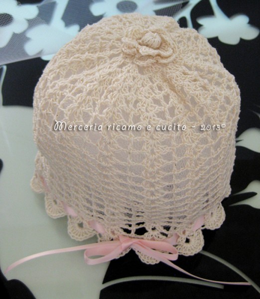 Cuffietta panna con rosellina all’uncinetto per neonata
