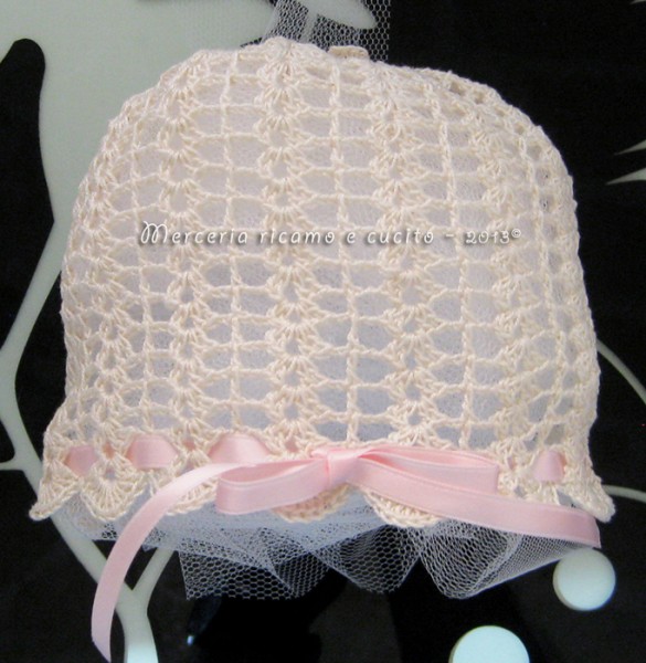 Cuffietta panna con rosellina all’uncinetto per neonata