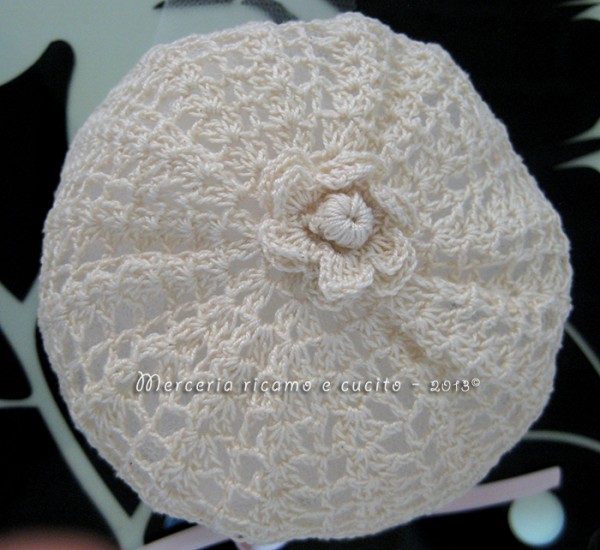 Cuffietta panna con rosellina all’uncinetto per neonata