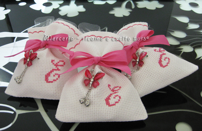 Sacchettini bomboniere portaconfetti in tela aida con iniziale "E" per Elisabetta