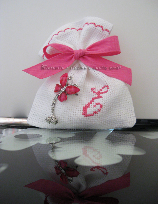 Sacchettini bomboniere portaconfetti in tela aida con iniziale “E” per Elisabetta