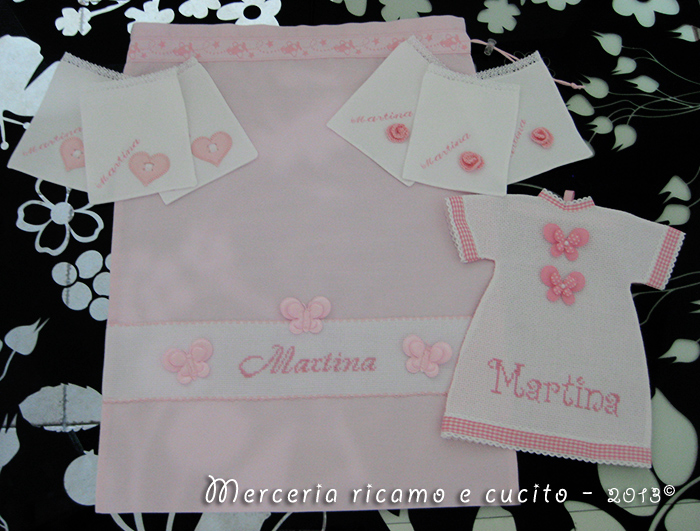 Sacchettini bomboniere, scacchetto nascita farfalla e maglietta auto per Martina
