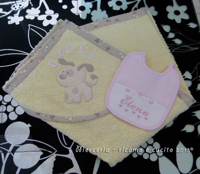 Accappatoio neonato con cane e bavetta con cuori per Elena