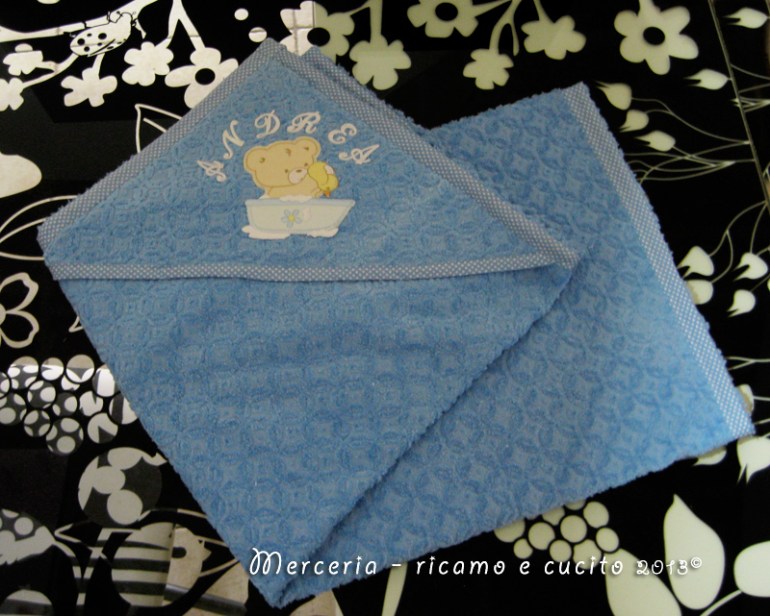 Accappatoio neonato con orsetto bagno e bavetta rigata per Andrea