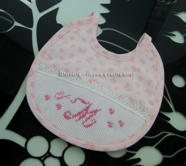 Fiocco nascita cicogna rosa, bustina portaoggetti pois e bavetta per Marta