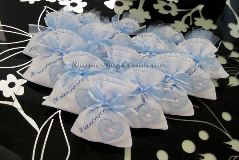 Sacchettini bomboniere portaconfetti celeste con cuore per Francesco